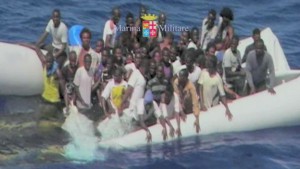 イタリアでの難民_84835616_boat1
